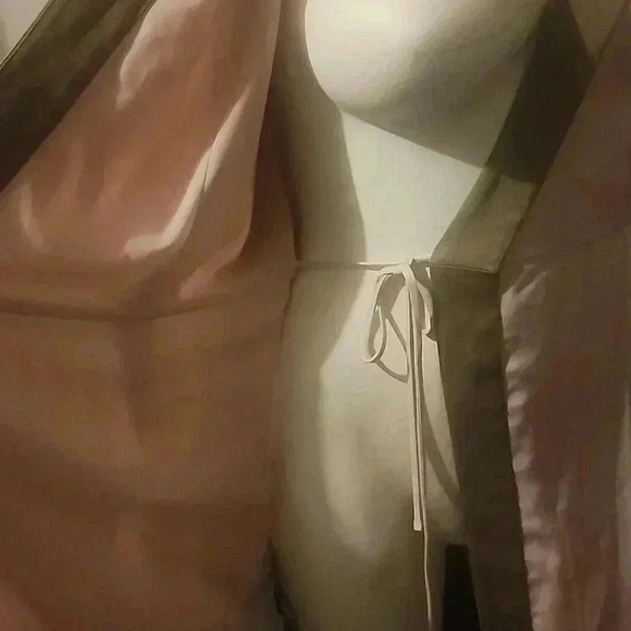 BCBGMAXAZRIA WRAP AROUND DRESS SIZE XS - Picture 8 of 9